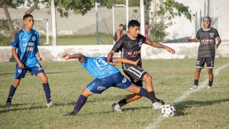 Brandon Herrera siendo trasladado en camioneta tras sufrir fractura de clavícula durante el partido Independiente vs. Salta Central