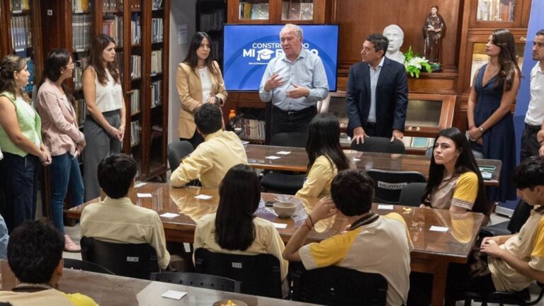 Vicegobernador Rubén Dusso y senador Guillermo Ferreyra en el lanzamiento del programa Construyendo mi futuro en la Biblioteca del Senado de Catamarca.