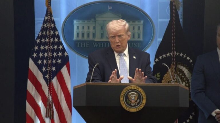 Donald Trump hablando por teléfono en la Oficina Oval