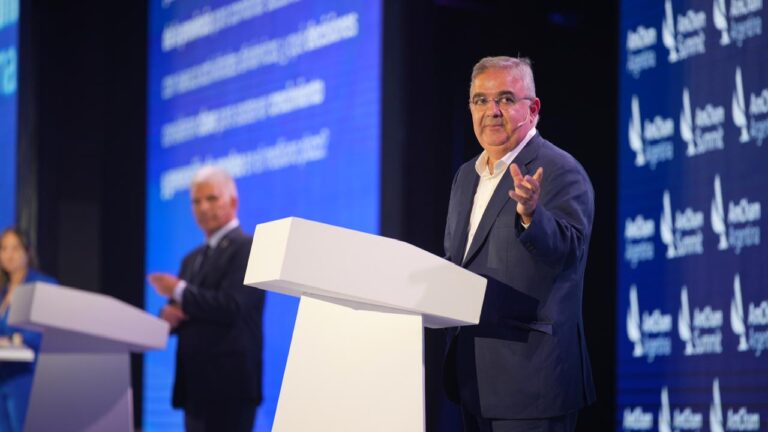 Gobernador Raúl Jalil durante su participación en la AmCham Summit 2026.