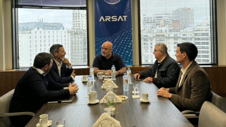Reunión de trabajo entre el gobernador Raúl Jalil y autoridades de ARSAT en Catamarca.