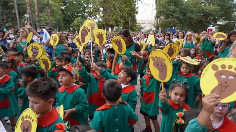 Niños y niñas de jardines municipales saludan a la imagen de la Virgen del Valle en el atrio de la Catedral Basílica de Catamarca.