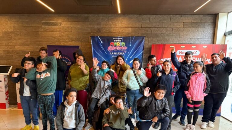 Niños y jóvenes disfrutando de una película en una sala durante una jornada recreativa organizada por el Ministerio de Salud de Catamarca.