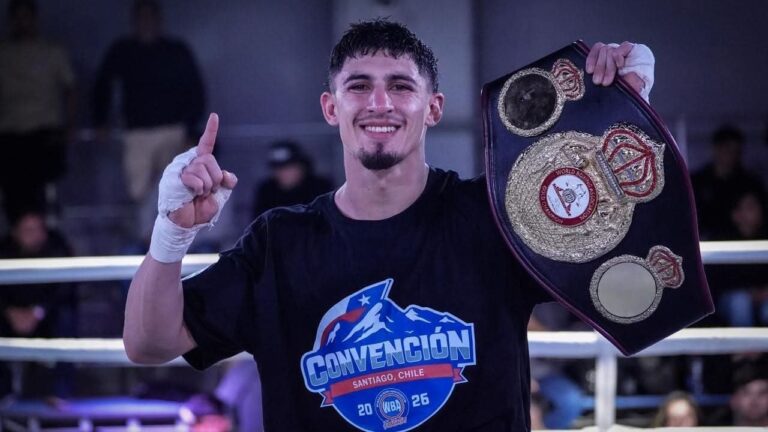 Josué Agüero celebrando la retención de su título de boxeo