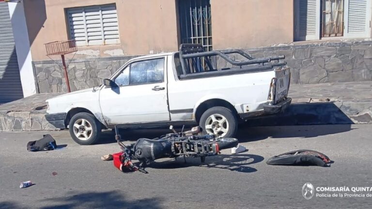 Lugar del accidente vial en la avenida Güemes Oeste, Catamarca, donde una motocicleta colisionó con una camioneta estacionada.