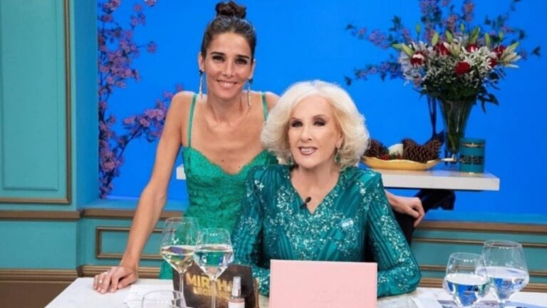 Juana Viale durante la conducción de 'La noche de Mirtha'