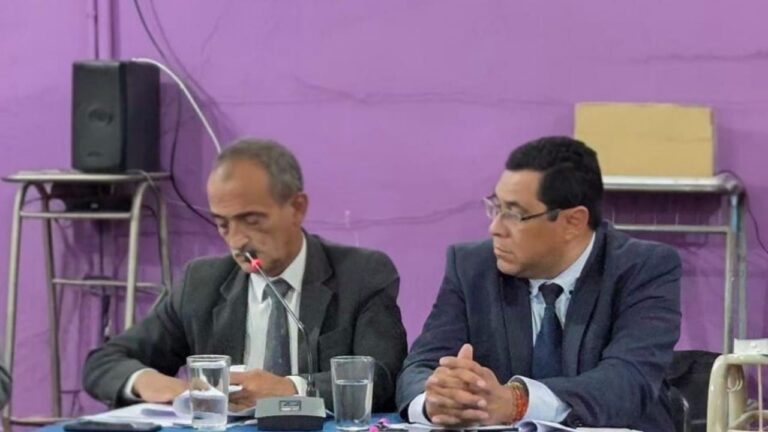Ilustración de una sala de audiencias judiciales