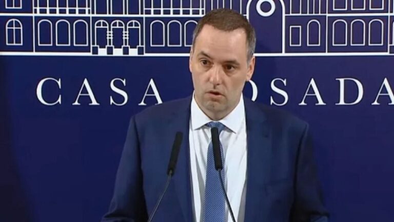 Manuel Adorni en conferencia de prensa