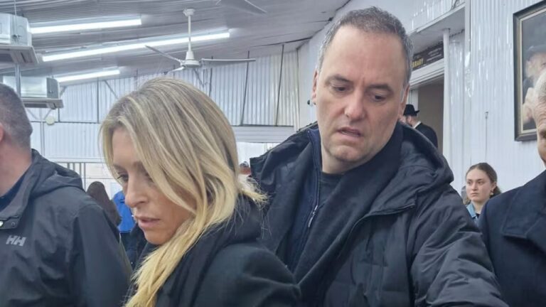 Imagen referencial de un avión privado en una pista de aterrizaje.