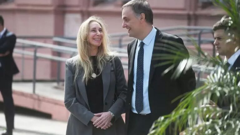 Karina Milei y Manuel Adorni durante un acto oficial anterior.