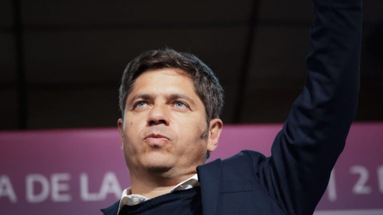 Axel Kicillof durante un acto partidario en La Plata