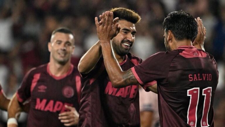 Jugadores de Lanús celebrando el gol ante Always Ready en la Copa Libertadores.