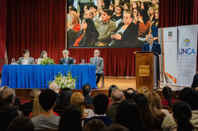 Autoridades durante el acto de lanzamiento de la carrera de Medicina en la Universidad Nacional de Catamarca.