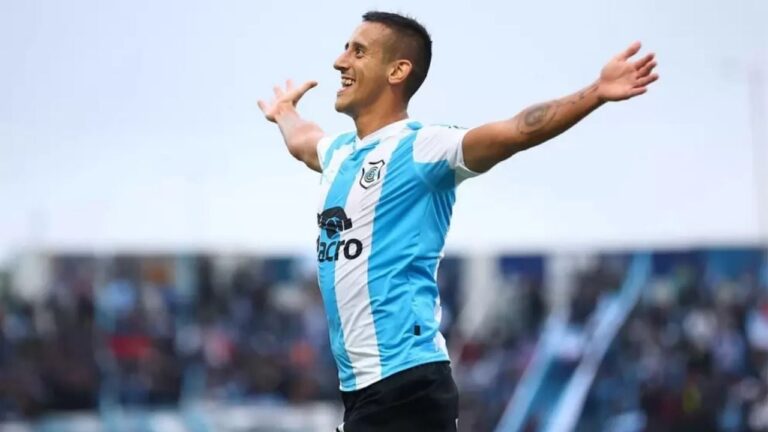 Emiliano Endrizzi, futbolista de Gimnasia de Jujuy, en el aeropuerto.