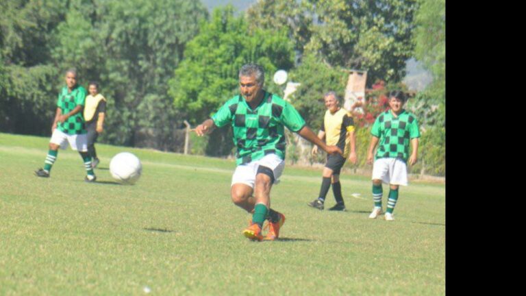 Jugadores de Los Amigos y Comercio durante el partido de la Liga de Veteranos en Catamarca.