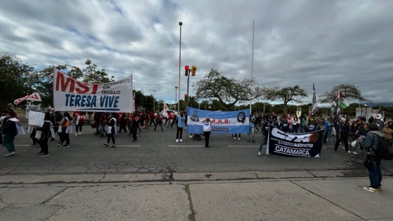 Manifestantes reunidos durante la protesta contra el fin del plan Volver al Trabajo en Catamarca.