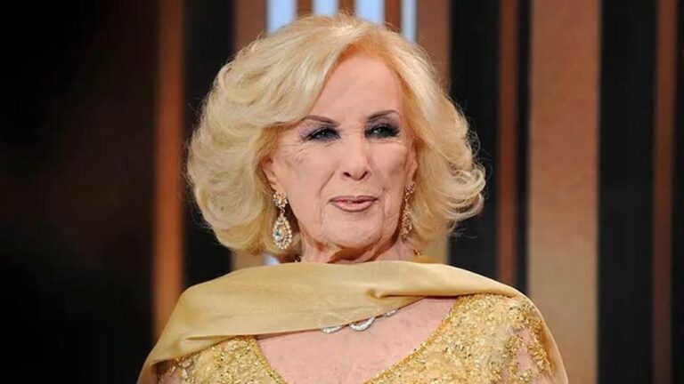 Mirtha Legrand en su hogar durante su recuperación de bronquitis