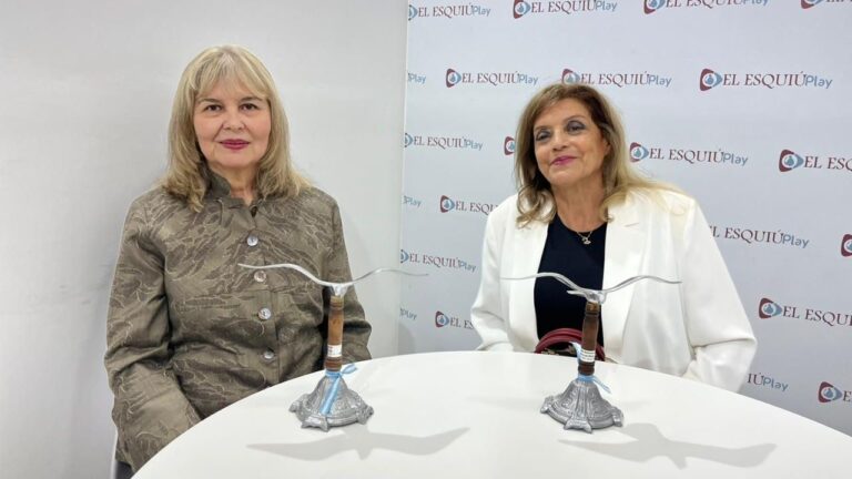 María Cristina Rosales y Blanca Nieva durante la ceremonia de entrega de la Gaviota de Plata en el CATA, Catamarca.