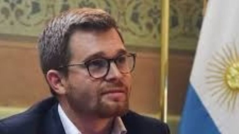 El diputado nacional Nicolás Massot durante una declaración a medios.