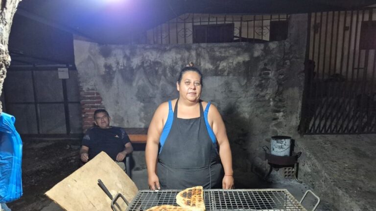 Puesto de venta callejera de tortillas en la esquina de Rojas y Avenida Italia, Catamarca