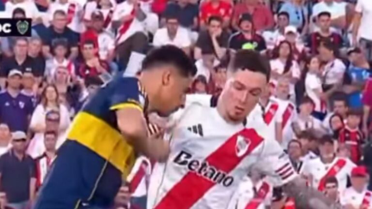 Miguel Merentiel de Boca Juniors ejecuta un caño sobre Aníbal Moreno de River Plate durante el Superclásico.