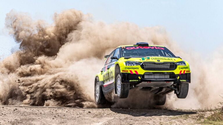 Vista de un automóvil de rally compitiendo en los caminos de tierra de Traslasierra, cerca de Mina Clavero.