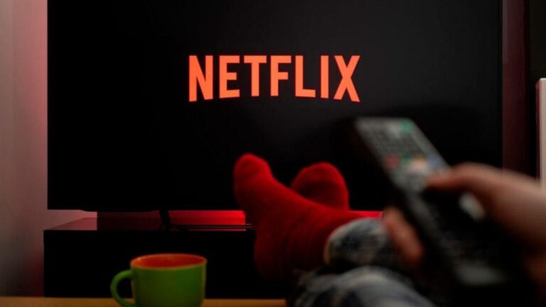 Póster o imagen promocional de la miniserie Sirenas de Netflix, con algunos de sus protagonistas.