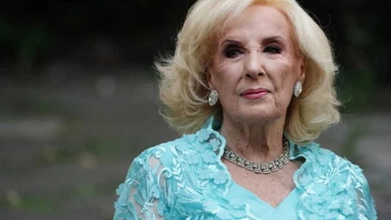 Mirtha Legrand sonriente durante una emisión de su programa