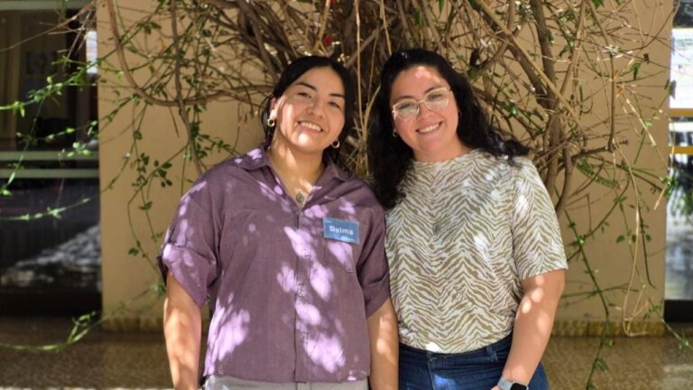 Grupo de personas reunidas en un encuentro comunitario y espiritual en Catamarca.