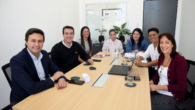 Reunión de autoridades municipales y legislativas para debatir el proyecto de registro turístico.