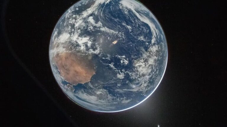 Fotografía de la Tierra tomada desde la nave Orion de la misión Artemis II, mostrando continentes y la curvatura del planeta.