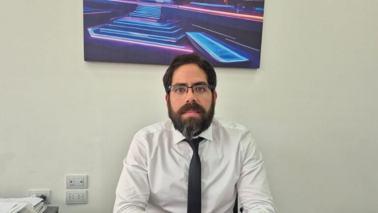 Emilio Ramaci, director del Nodo Tecnológico de Catamarca, durante una entrevista.