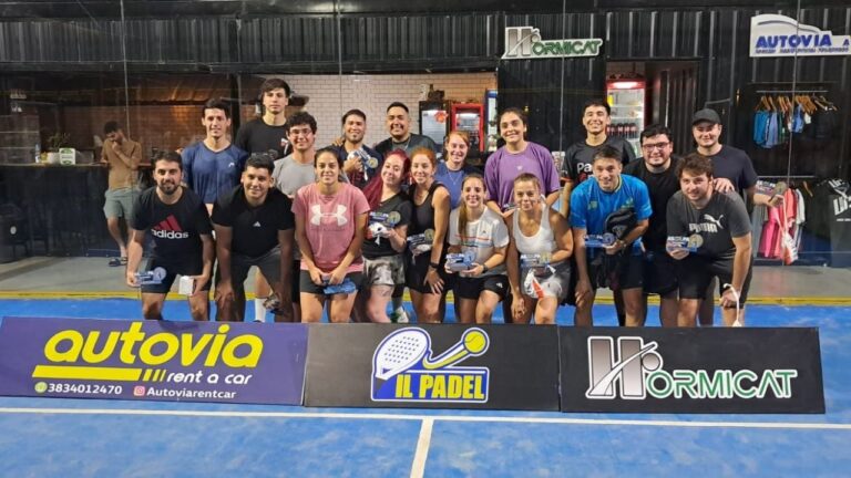 Jugadores de pádel compitiendo en una cancha durante la segunda fecha del torneo de la Asociación Catamarqueña de Pádel.