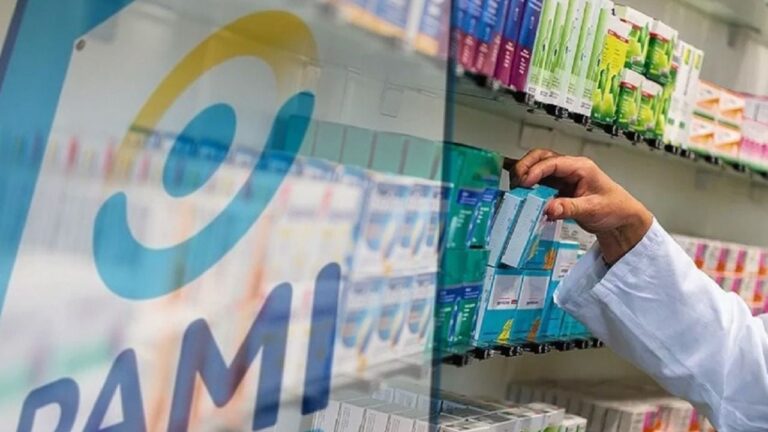 Persona mayor recibiendo medicamentos, logo del PAMI visible.