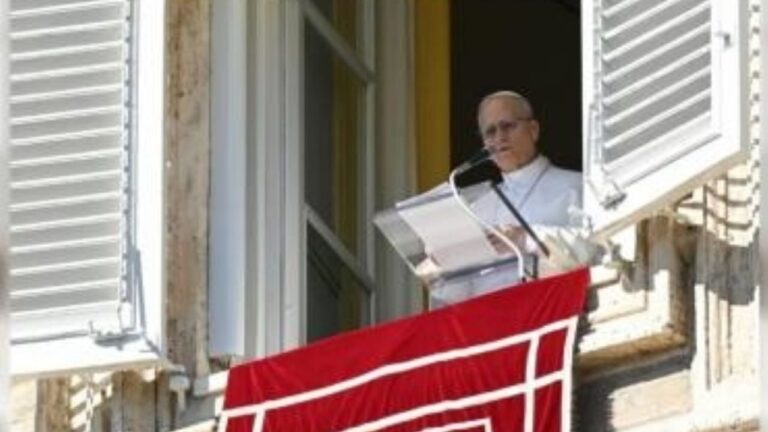 El Papa León XIV dirigiendo el rezo del Regina Caeli ante fieles en la Plaza de San Pedro.