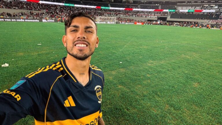Leandro Paredes y Lautaro Di Lollo, jugadores de Boca Juniors, en el partido contra River Plate.