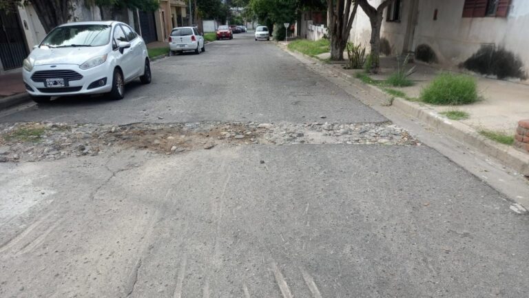 Pavimento roto en Pasaje Congresal Acevedo, Catamarca