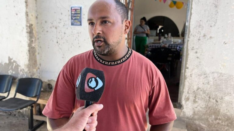 Familiares y voluntarios en la peña solidaria 'Unidos por Máximo' en el Club La Viñita, Catamarca.