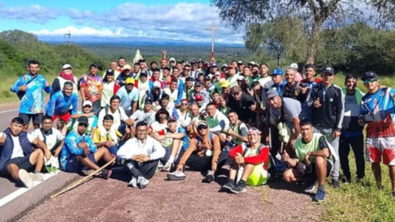 Peregrinación del Padre Pepe Di Paola avanzando por la ruta hacia Catamarca