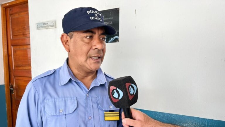 Efectivos policiales realizando controles vehiculares en una ruta de Catamarca