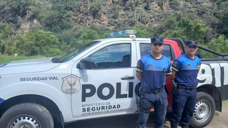Efectivos policiales junto a un vehículo en la Ruta Nacional 40, en la zona del paraje Señor de Vinque, Catamarca.