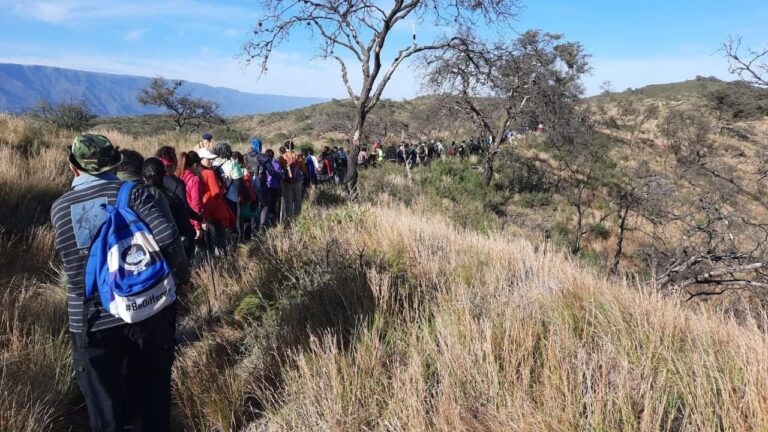 Peregrinos caminando por la Cuesta del Cura en Catamarca durante la peregrinación Tras las huellas del Beato Esquiú