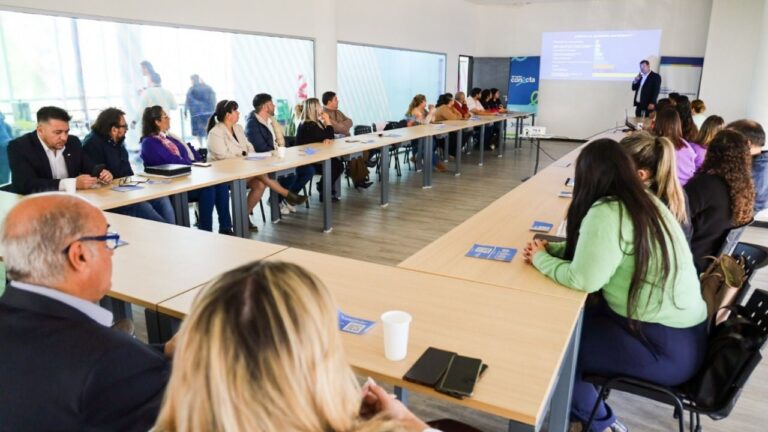 Reunión del primer Encuentro de la Red de Articulación Emprendedora en la Capital con representantes de distintos sectores