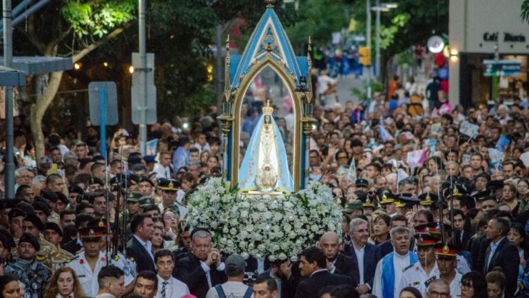 Multitud de fieles acompañando la imagen de la Virgen del Valle durante la procesión en las calles de Catamarca.