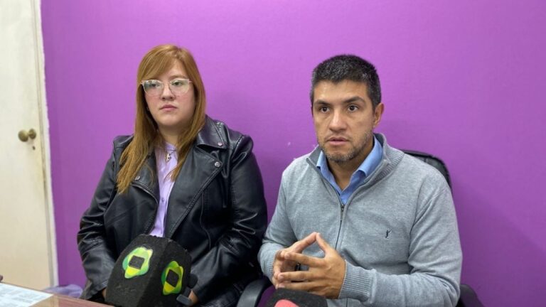 Concejales Diego Figueroa y Eleonora Sopaga durante la presentación de un proyecto en el Concejo Deliberante.