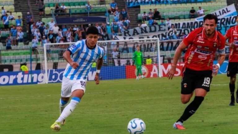 Jugadores de Racing Club y Caracas en el estadio Olímpico de la UCV durante el partido por la Copa Sudamericana