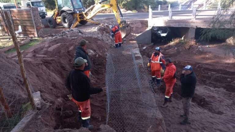Obras de reconstrucción de defensas en la Ruta Nacional 60 cerca de Tinogasta