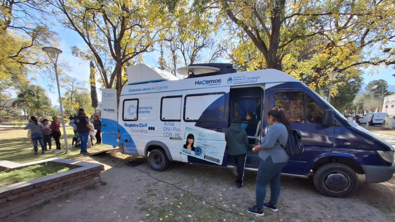 Móvil de Documentación Rápida del Registro Civil de Catamarca en operativo.