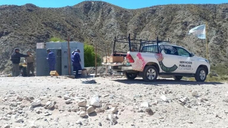 Técnicos trabajando en los paneles solares de la mini red fotovoltaica de Las Papas, Tinogasta.