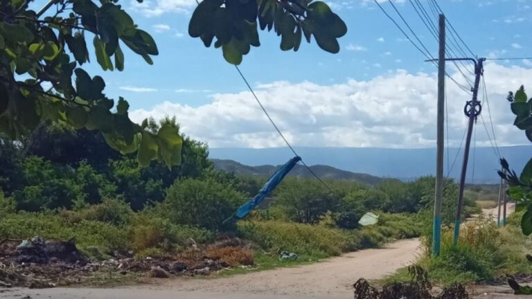 Ilustración de un cable en desuso en una calle residencial, representando el reporte en el barrio 500 Viviendas de Catamarca.